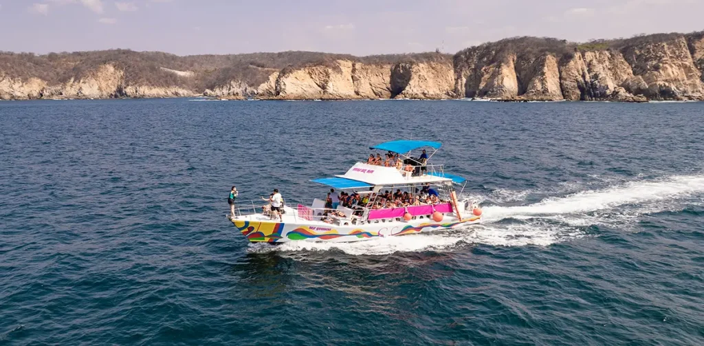 Embarcación de la diosa del mar en el tour de bahías con paraíso Huatulco