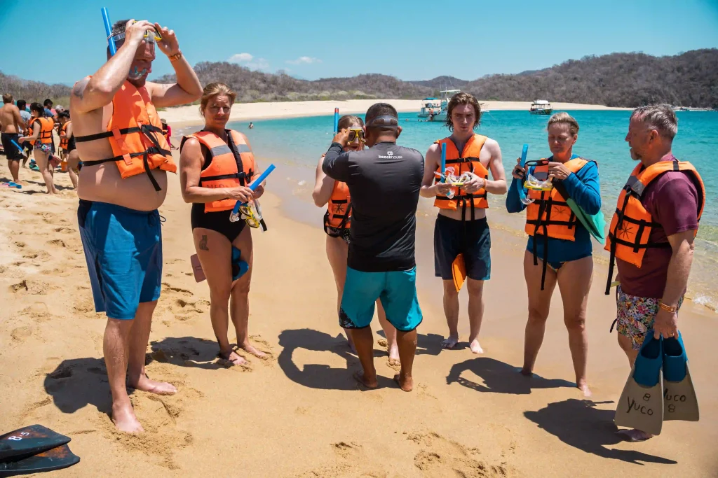 Visitantes se preparan para hacer snorkel en playas de Huatulco