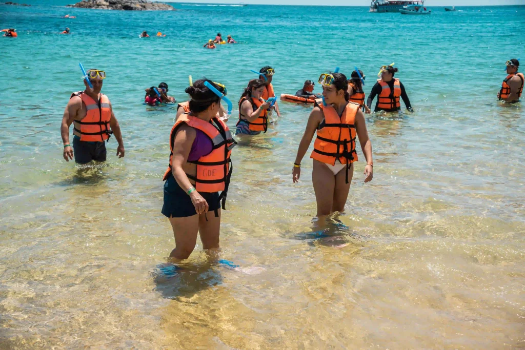 Apunto de iniciar con la actividad de snorkel en las bahías de Huatulco