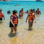 snorkel-por-las-bahias-de-huatulco-un-tour-con-paraiso-huatulco Apunto de iniciar con la actividad de snorkel en las bahías de Huatulco