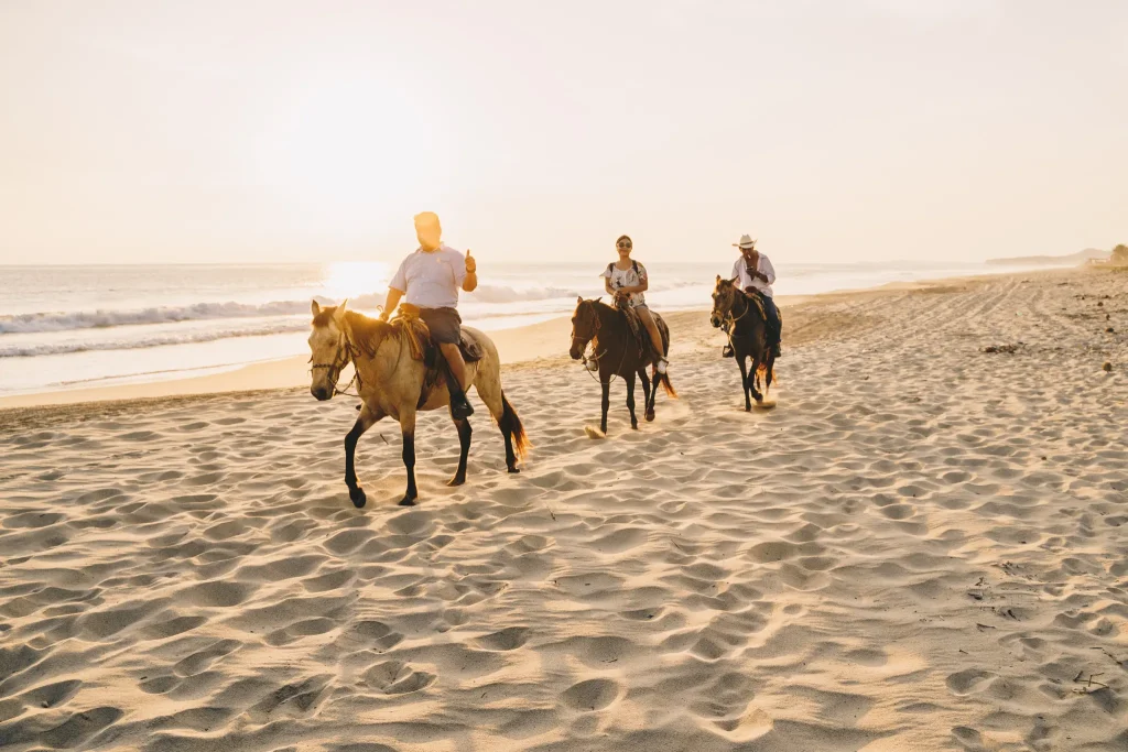 cabalgando al atardecer