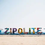 turista-en-ventanilla-recorrido-ecologico letras de zipolite