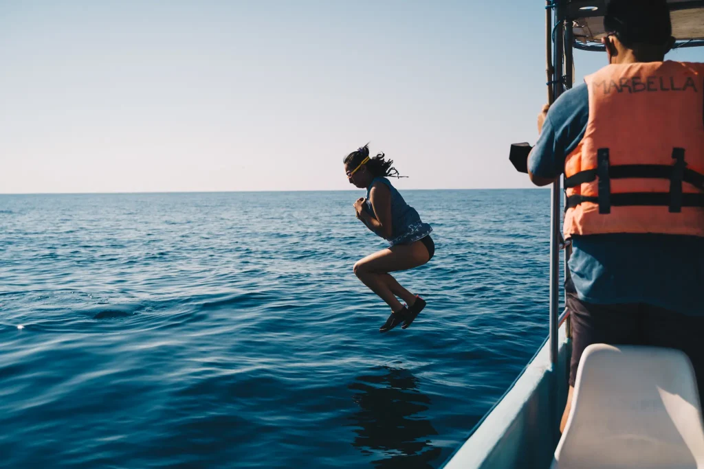 disfrutando de las aguas del pacifico en puerto escondido