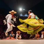 cultura-tradiciones-solo-en-oaxaca-con-la-guelaguetza bailarines-en-la-guelaguetza